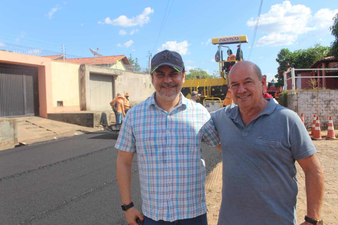 Prefeito Roger Linhares acompanha segunda etapa das obras de asfaltamento em José de Freitas